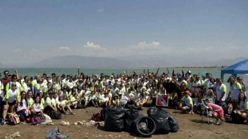Voluntarios sanjuaninos juntaron 1600 kilos de residuos en el Dique de Ullum.