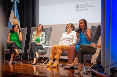 Malena Galmarini �Las mujeres somos la mitad de la fuerza productiva de este pa�s y del mundo�