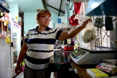 Nidia vino a Argentina a probar suerte y hoy atiende su negocio desde su casa
