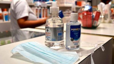 Por la alta demanda, farmacias comienzan a fabricar su propio alcohol en gel