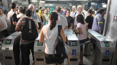 Metrodelegados liberan molinetes ante la falta de avance de la paritaria 2019
