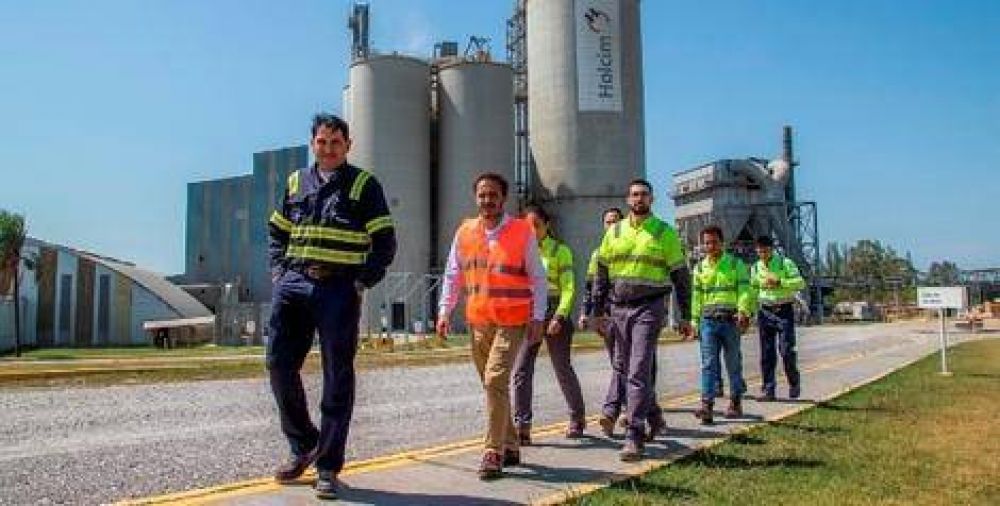 El Intendente Abella visit� la planta de la empresa Holcim