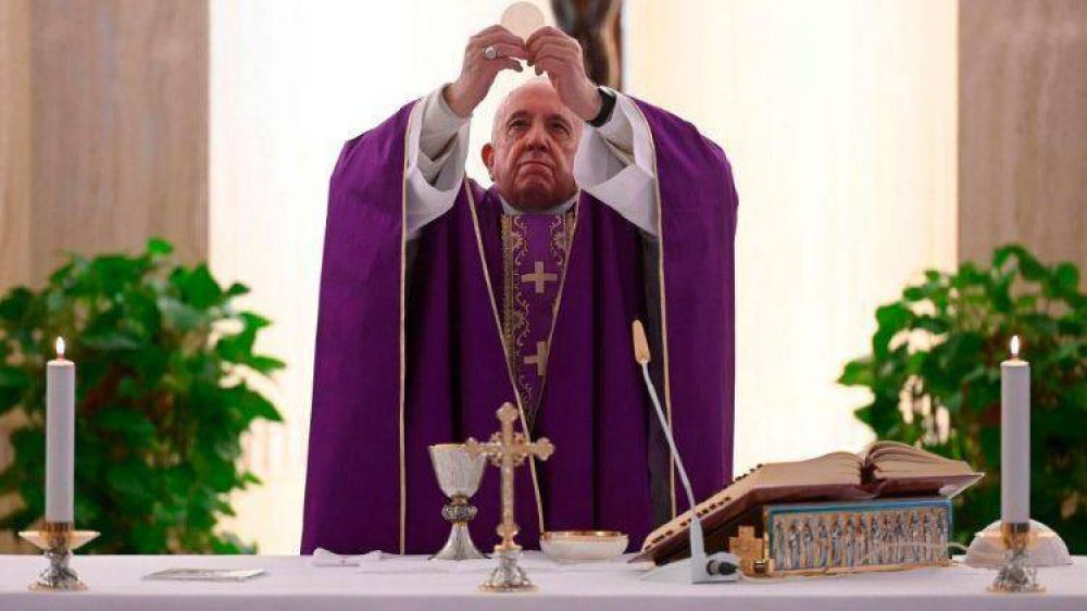 El Papa en Santa Marta: rezando por las autoridades y sin olvidar a los pobres