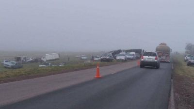Volc� cami�n de gaseosas y decenas de conductores frenaron para saquearlo