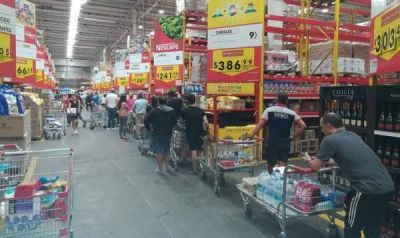 Supermercados y mayoristas siguen llenos por temor al coronavirus