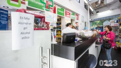 Largas colas y falta de stock: la odisea por conseguir alcohol en gel en Mar del Plata