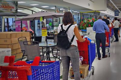 Supermercados y Comercio pactan aumento de la limpieza e ingresos controlados para combatir el Coronavirus