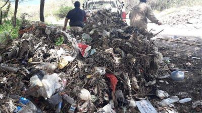 Solicitan no tirar basura en los canales de riego
