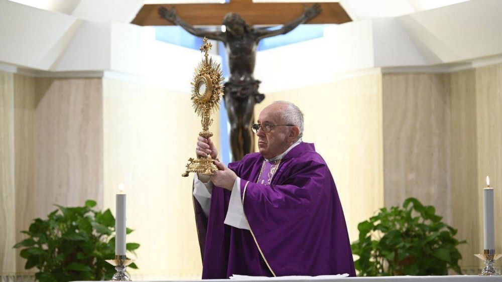 El Papa en Santa Marta ora por los que murieron a causa del coronavirus