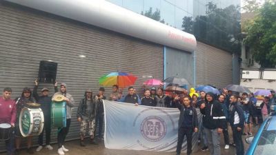 Trabajadores tintoreros protestan en Lavadero Apparel por salarios impagos