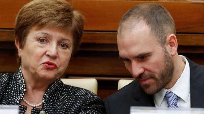 Aplazar la reestructuraci�n y volver al FMI: 