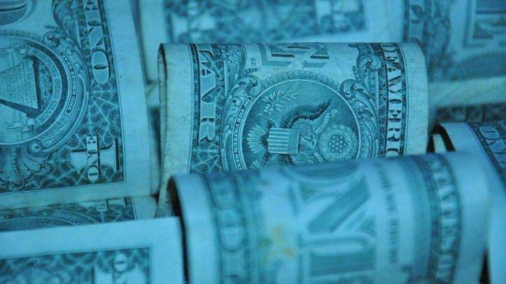El d�lar blue se desplom� casi $4 y cort� racha de ocho alzas en fila