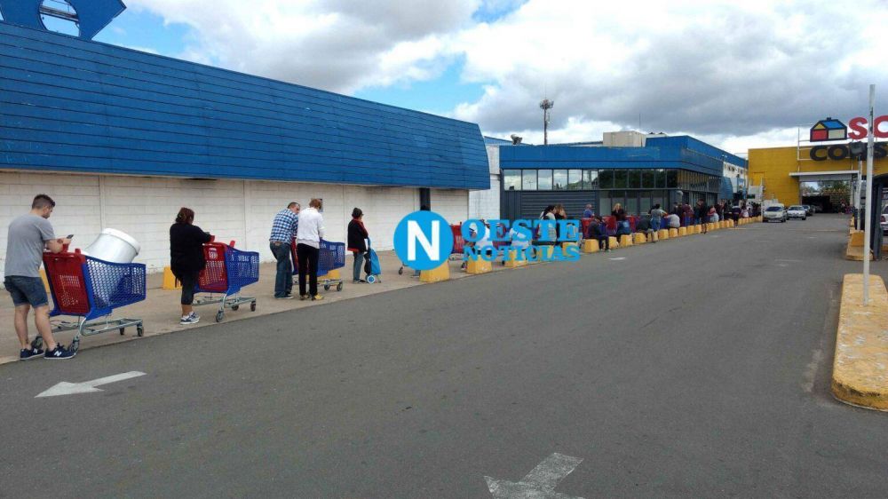 Ahora: Largas filas en el supermercado Carrefour de Tesei