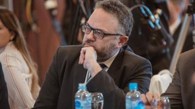 El gobierno promete que pagar� un mes de 