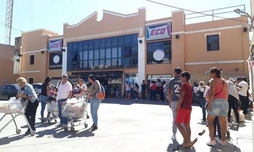 Intenso movimiento en supermercados y mayoristas, en el primer da de la cuarentena en Pilar