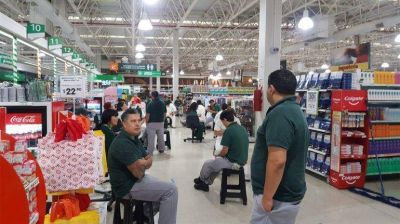 Los empleados de los grandes supermercados exigen la reducci�n del horario de atenci�n
