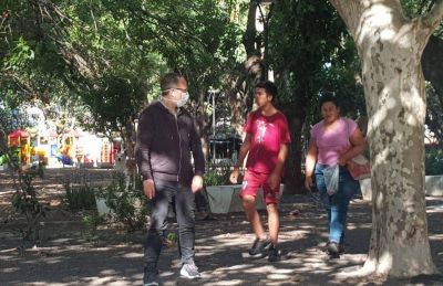 Diego Valenzuela sali� a la calle con un altoparlante para que los vecinos no salgan de sus casas