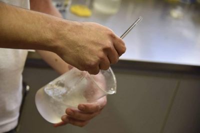 Malvinas Argentinas produce su propio alcohol en gel para autoabastecer hospitales y salas de atenci�n primaria 