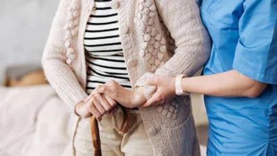 Las personas que cuidan a adultos mayores deber�n completar una declaraci�n jurada para poder circular por la calle