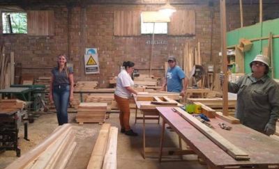 Vecinos de Montecarlo trabajan en la confecci�n de camas para el hospital