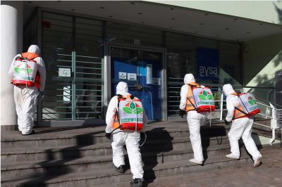Limpian vidrieras, picaportes, pantallas y botoneras de cajeros autom�ticos