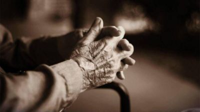 Un grupo de personas llama por tel�fono y acompa�a a los abuelos en cuarentena