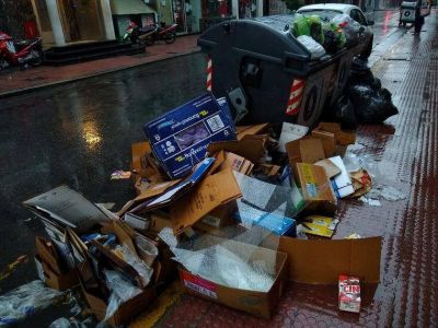 Se acumula la basura en los contenedores y calles de C�rdoba