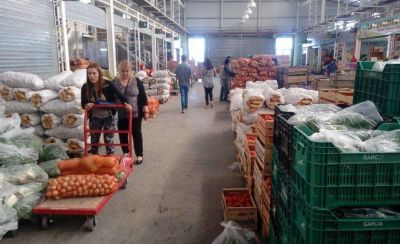 La gente se abastece en el Mercado Concentrador