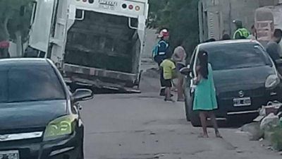 Cami�n de la basura se hundi� en el asfalto