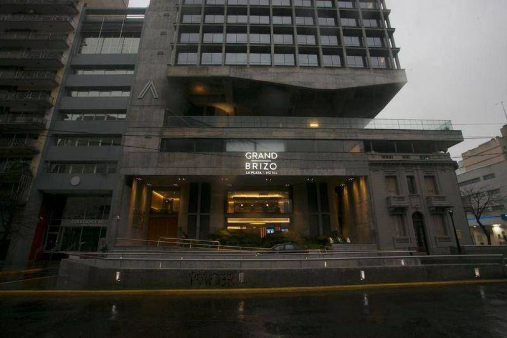 Mdicos reclaman que el hotel construido con sus aportes sea usado como hospital de campaa