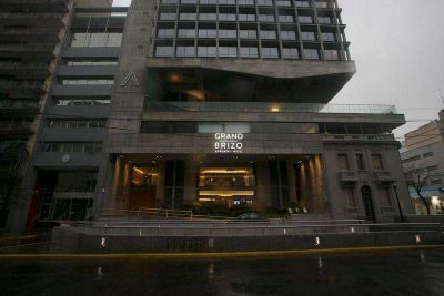 M�dicos reclaman que el hotel construido con sus aportes sea usado como hospital de campa�a
