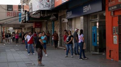 Una bomba de tiempo que hace crujir la econom�a: la presi�n sindical e internas en el Gobierno mantienen los bancos cerrados