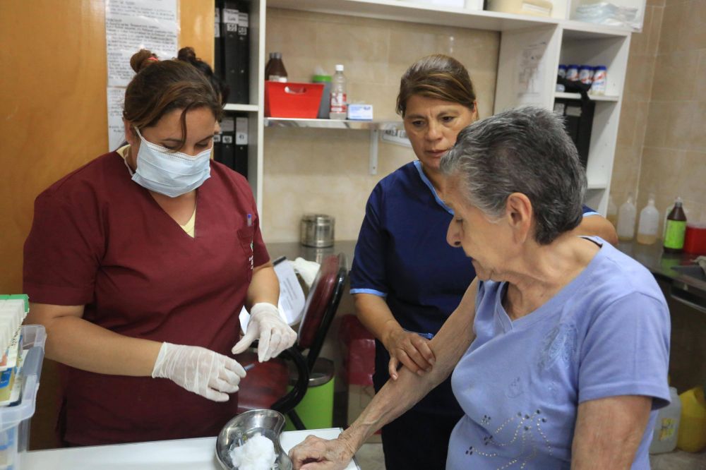 El municio aplica vacunas a adultos mayores de Esteban Echeverra