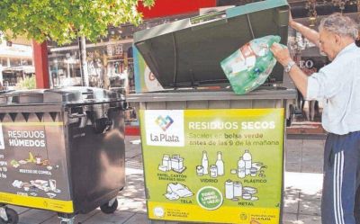 Buscan que los vecinos desinfecten las bolsas de basura