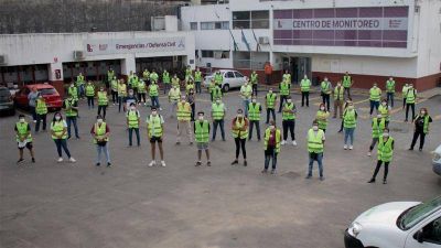 Voluntarios municipales ayudan a coordinar las filas de los cajeros autom�ticos de Lan�s