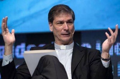 Un jesuita pol�tico arma una mega colecta empresaria para pobres