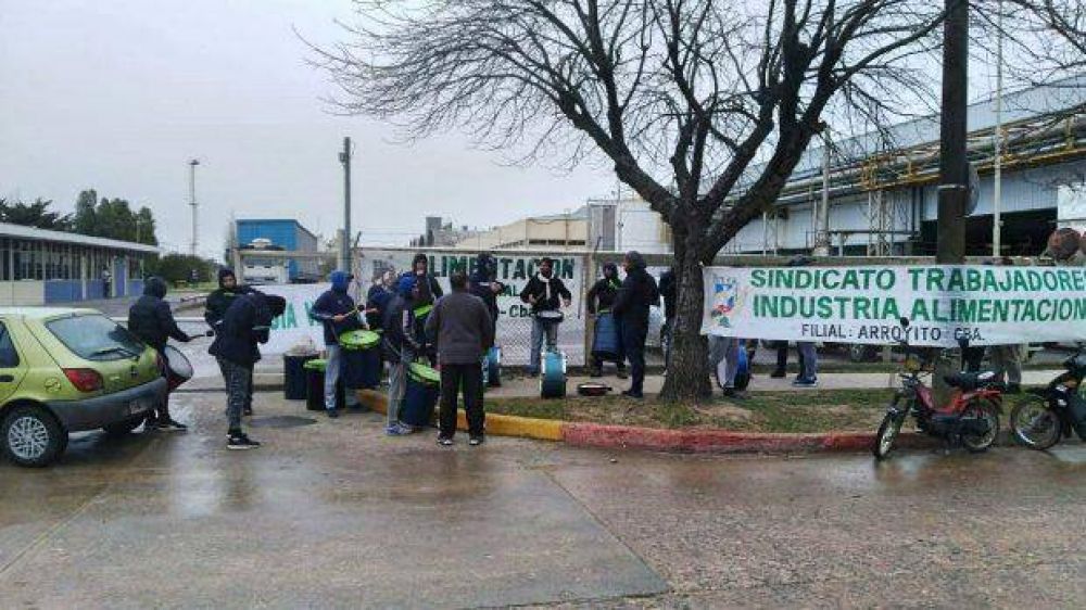 Arcor Aroroyito: Trabajadores bloquean portn para exigir que se cumpla con la cuarentena
