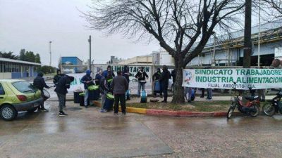 Arcor Aroroyito: Trabajadores bloquean port�n para exigir que se cumpla con la cuarentena