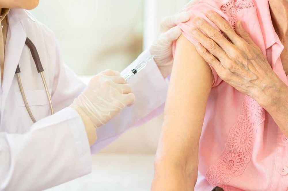 Sin alcohol, barbijos ni guantes, las farmacias carecen de los elementos indispensables para vacunar contra la gripe