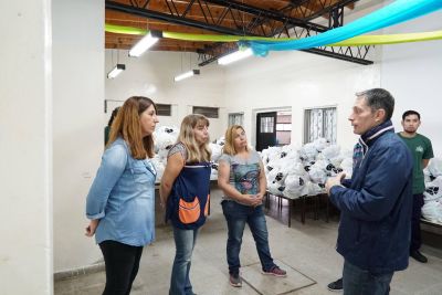 Fernando Gray en la entrega de alimentos a la Escuela Primaria N� 33 