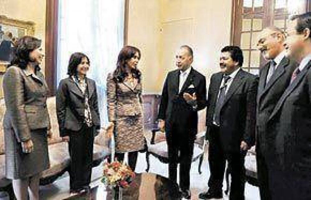 EL MEJORAMIENTO DE LAS RELACIONES CON WASHINGTON Cristina, entre fotos y sonrisas con una ministra de Obama