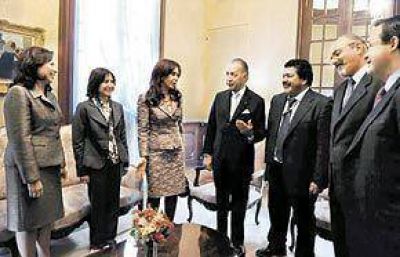 EL MEJORAMIENTO DE LAS RELACIONES CON WASHINGTON Cristina, entre fotos y sonrisas con una ministra de Obama