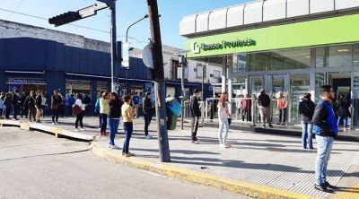 En Pilar hubo largas colas en los bancos, aunque se logr� evitar el caos