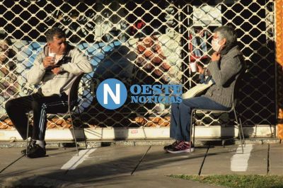 La contracara del caos: jubilados sentados y filas ordenadas en el Banco Piano de Hurlingham