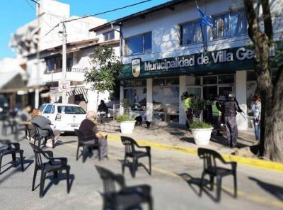 �Patr�n de estancia? Intendente de Gesell hace esperar sentada a la gente en la calle para cobrarle los impuestos