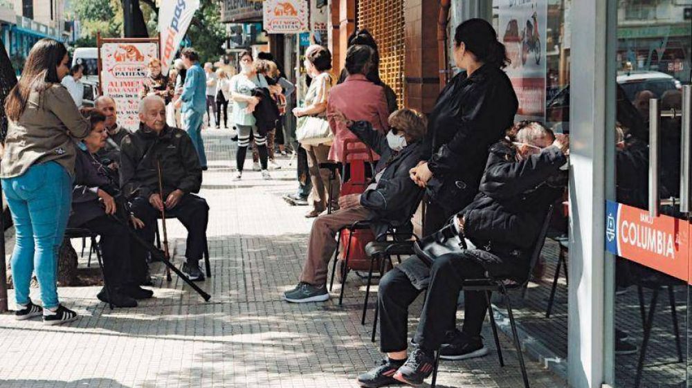 Con colas de jubilados desde temprano, otro d�a dif�cil en los bancos