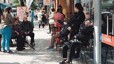 Con colas de jubilados desde temprano, otro d�a dif�cil en los bancos