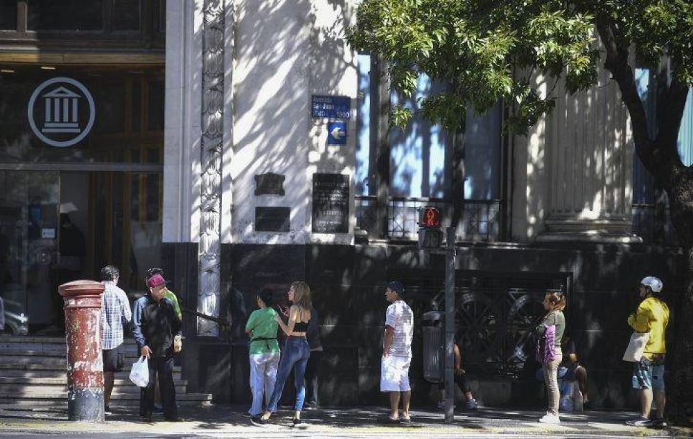 ANSES informar, desde este lunes, quines pueden continuar su trmite para cobrar bono de $10 mil