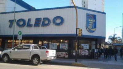 Denuncian que Toledo no paga bono a empleados y remarca precios