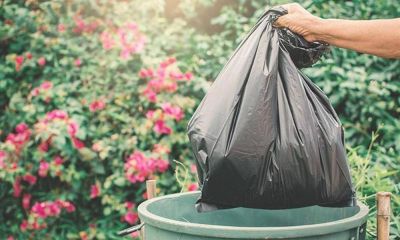 Los trabajadores recogen la basura en los domicilios para el reciclado